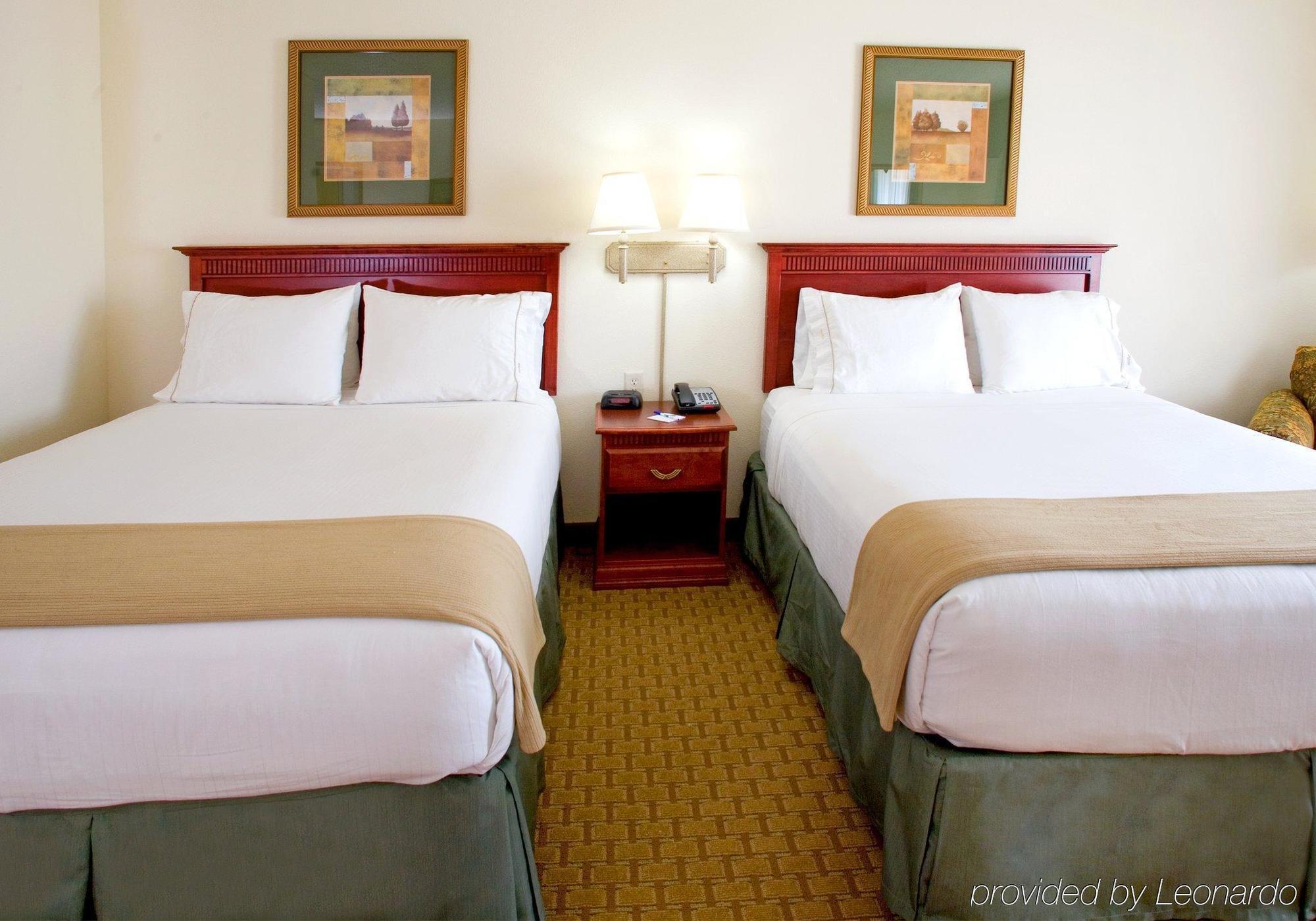 Holiday Inn Express & Suites Selma By Ihg Habitación foto